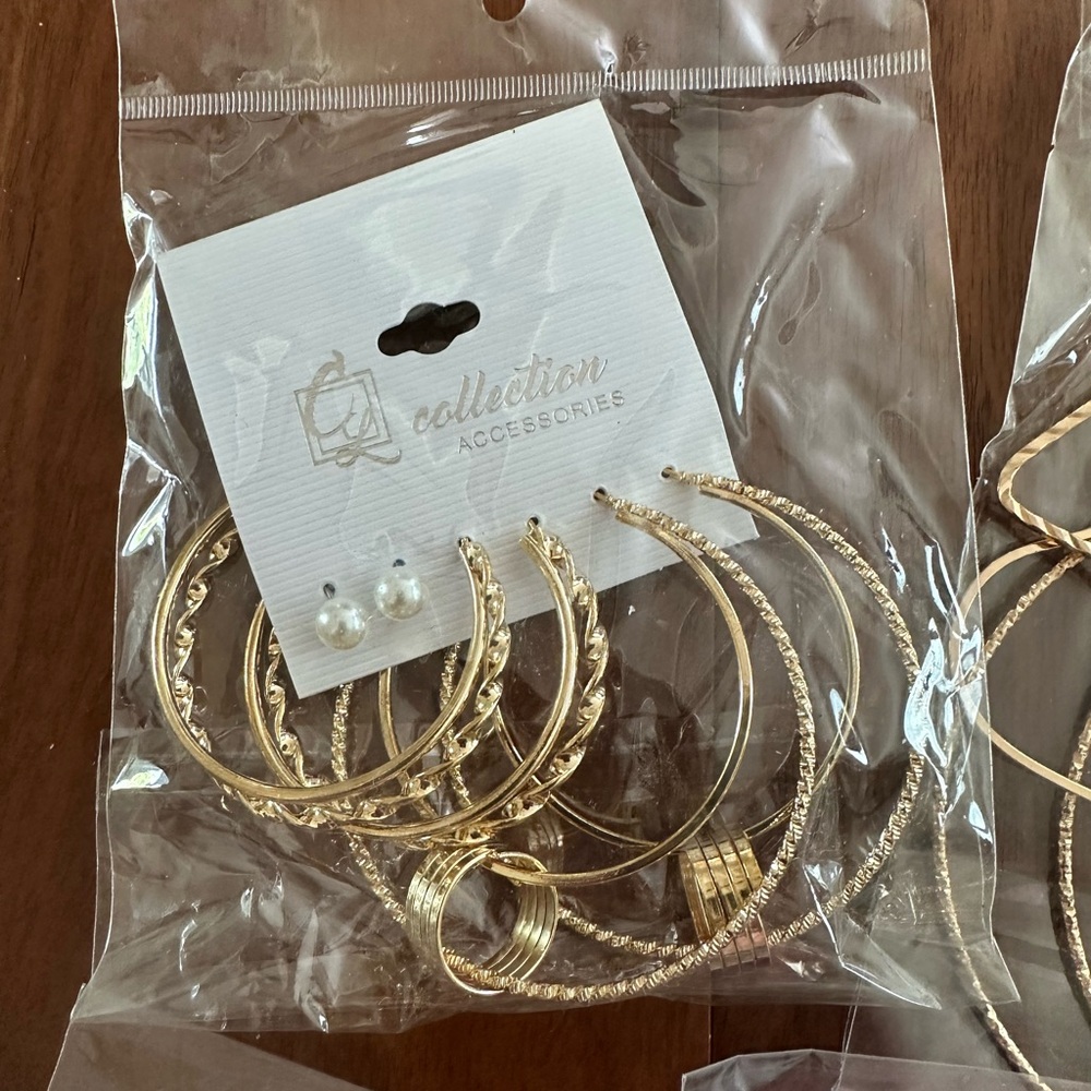 Large group of goldtone and silvertone hoop earrings - Picture 6 of 6